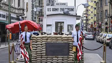 El falso Checkpoint Charlie, en Berlín. El falso Checkpoint Charlie, en Berlín.