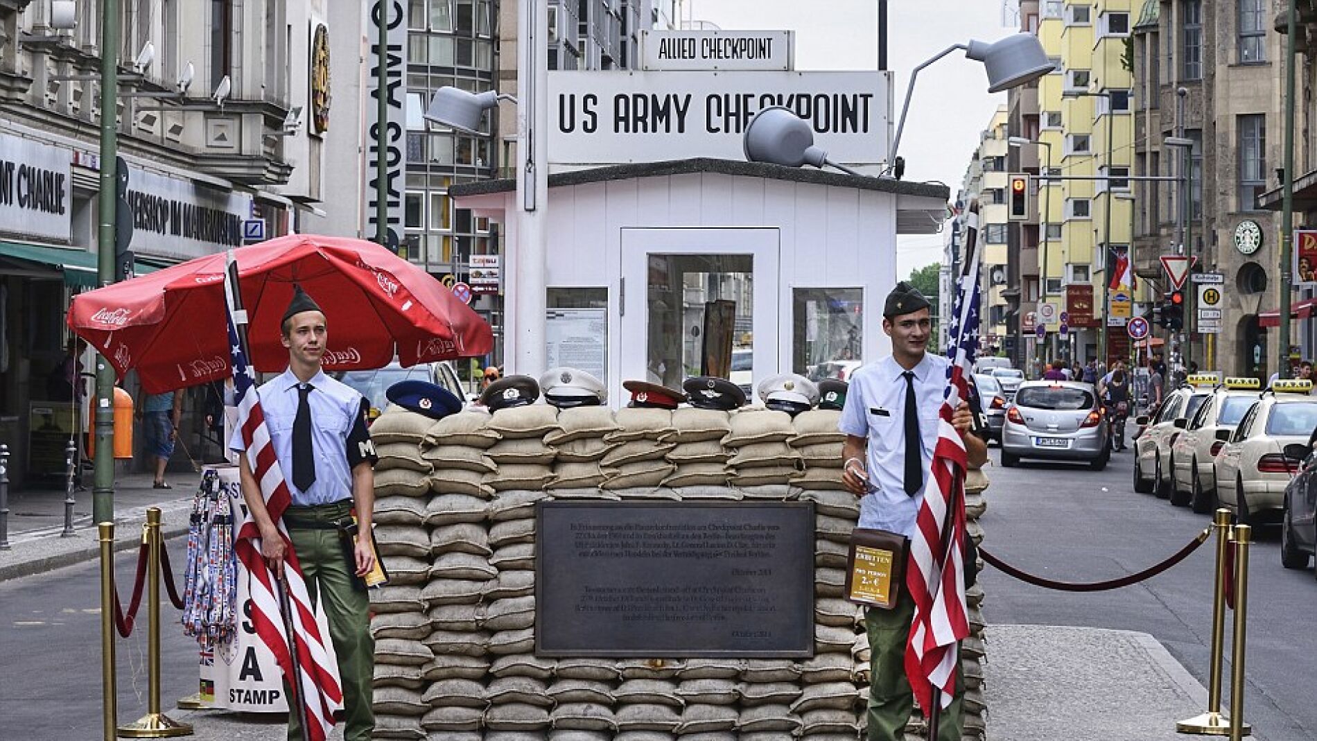 El falso Checkpoint Charlie, en Berl&iacute;n.