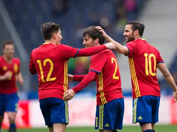 Los jugadores de España celebran el golazo de Silva ante Corea del Sur Los jugadores de España celebran el golazo de Silva ante Corea del Sur