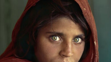 La niña afgana de 'National Geographic' salió de prisión y está en Kabul