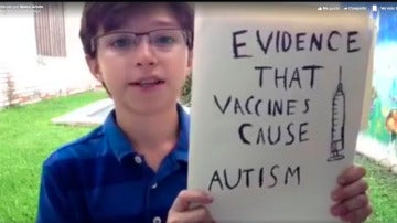 El niño muestra a cámara su 'informe' sobre las vacunas.