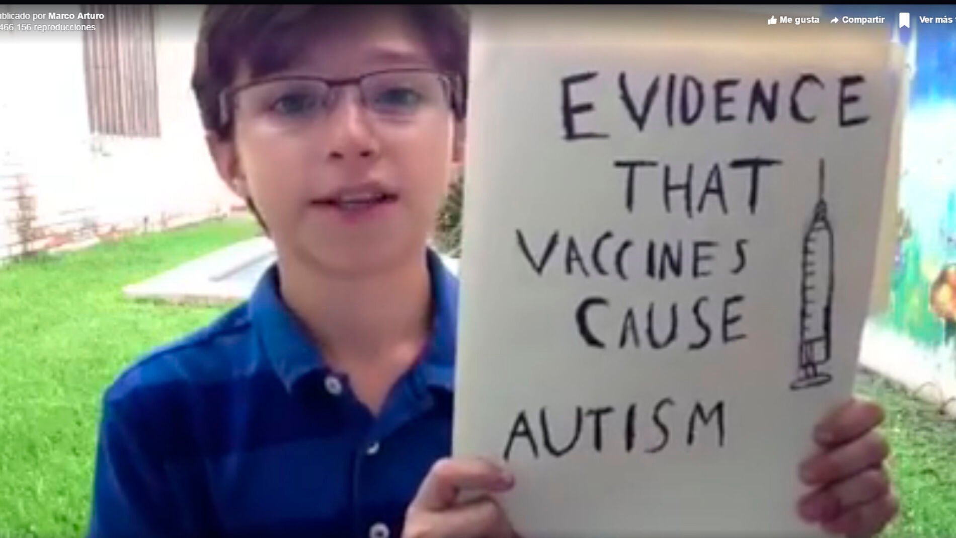 El ni&ntilde;o muestra a c&aacute;mara su 'informe' sobre las vacunas.