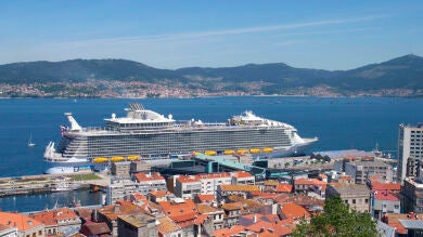 Llega a Vigo el crucero más grande del mundo, con 18 cubiertas, camareros robot, parque acuático y 20 restaurantes