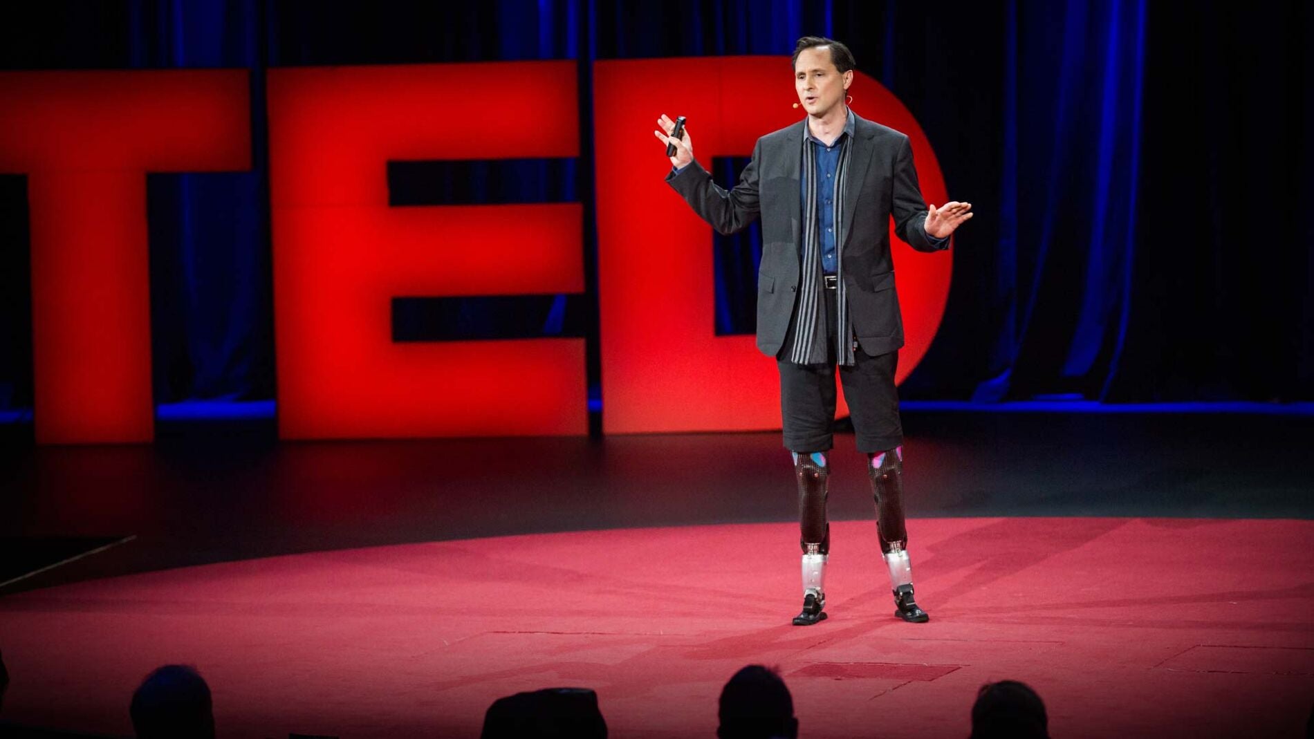 Hugh Herr impartiendo una conferencia.