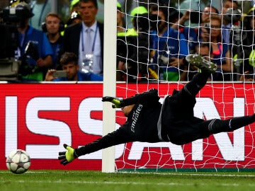 Keylor Navas durante los penaltis en la final de Champions Total