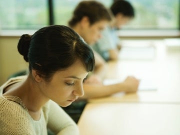 Un grupo de jóvenes realizan un examen.