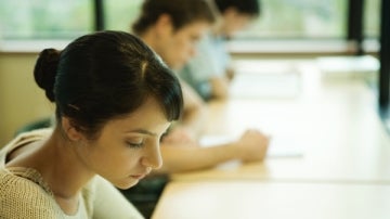 Un grupo de jóvenes realizan un examen.