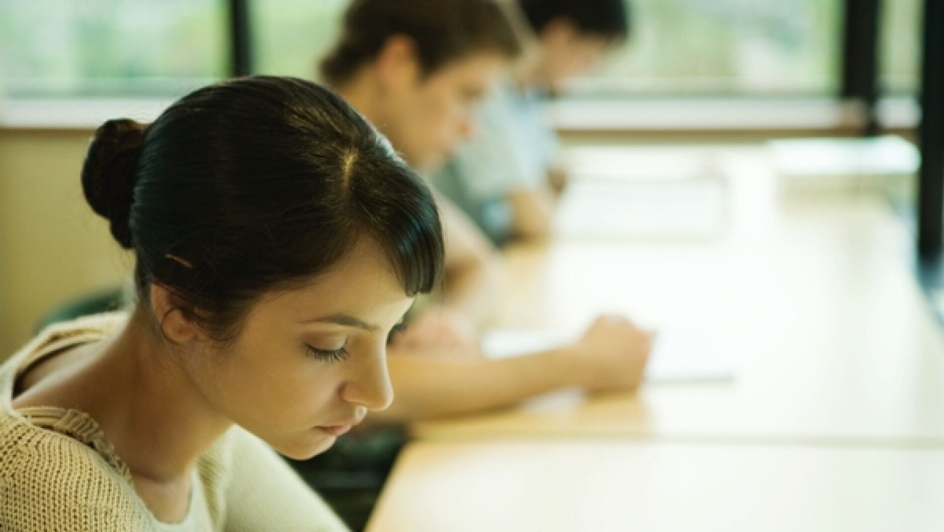 Un grupo de j&oacute;venes realizan un examen.