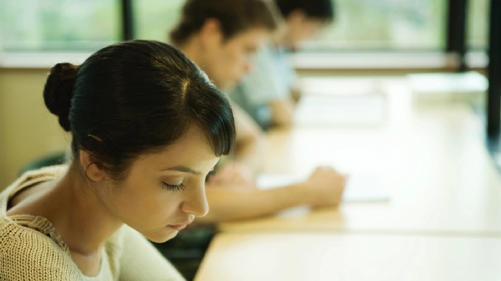 Un grupo de jóvenes realizan un examen. Un grupo de jóvenes realizan un examen.