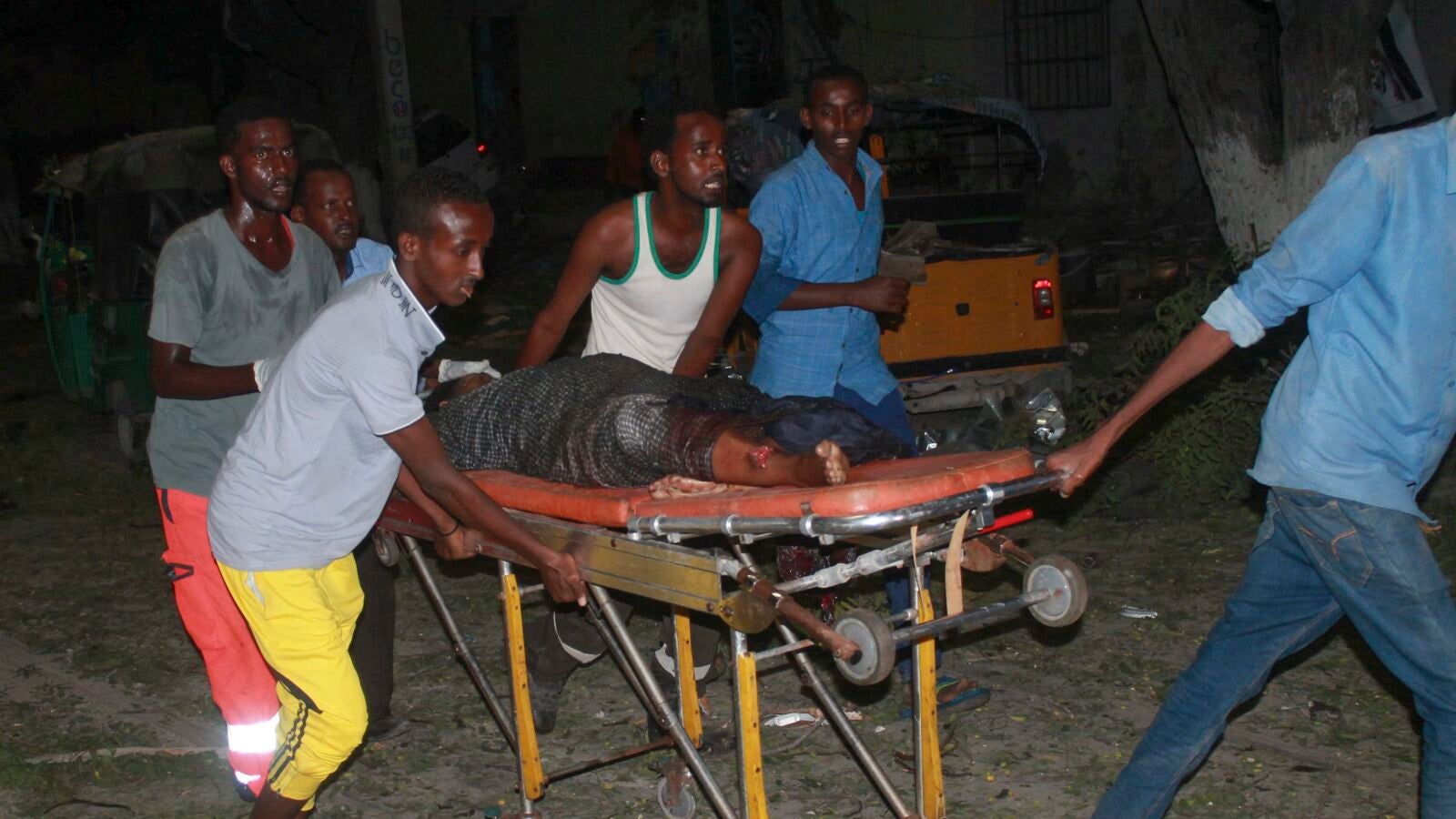 Al menos once muertos en un hotel atacado con coche bomba y hombres armados en Mogadiscio