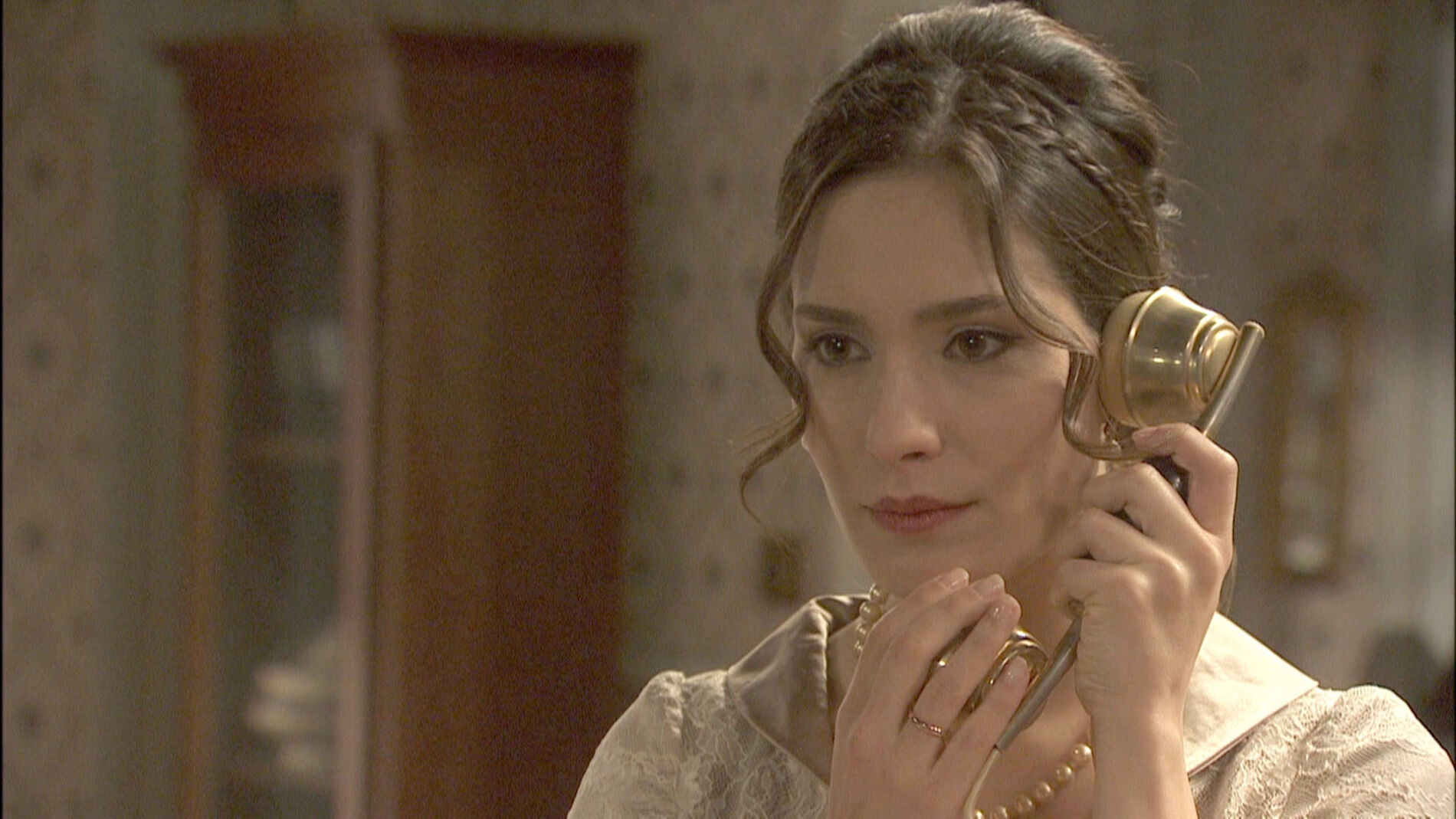 Camila recibe una noticia que envuelve a su marido