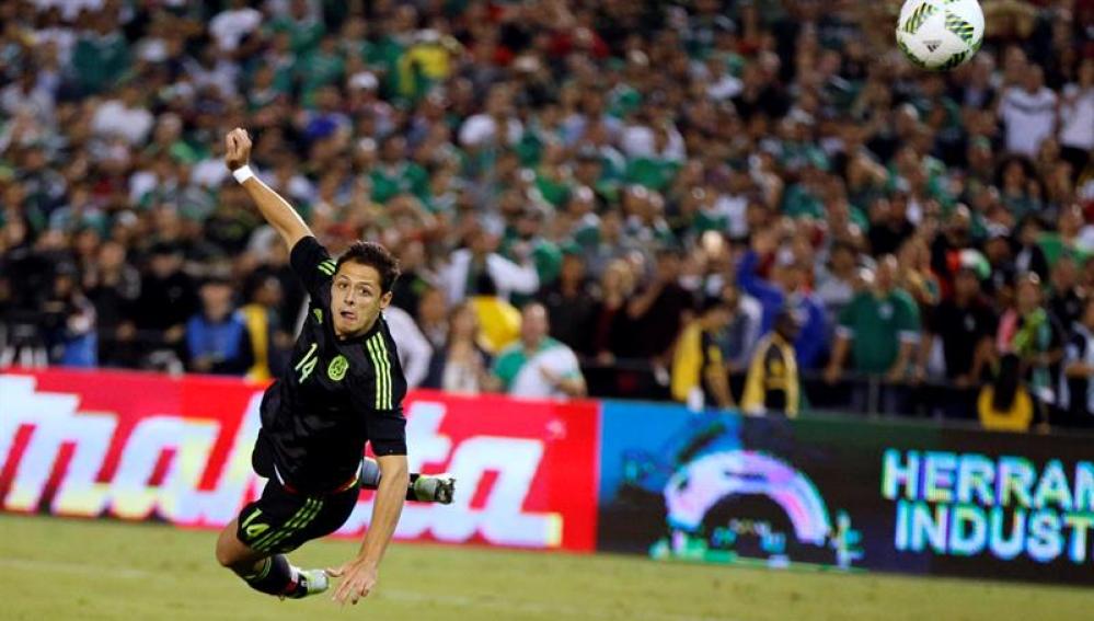 Chicharito remata de cabeza con México