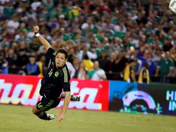 Chicharito remata de cabeza con México Chicharito remata de cabeza con México