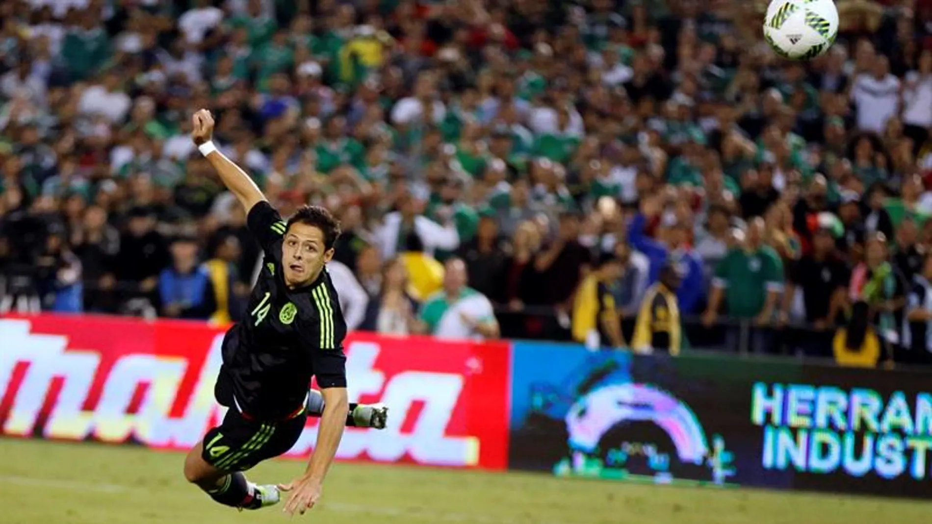 Chicharito remata de cabeza con México Chicharito remata de cabeza con México