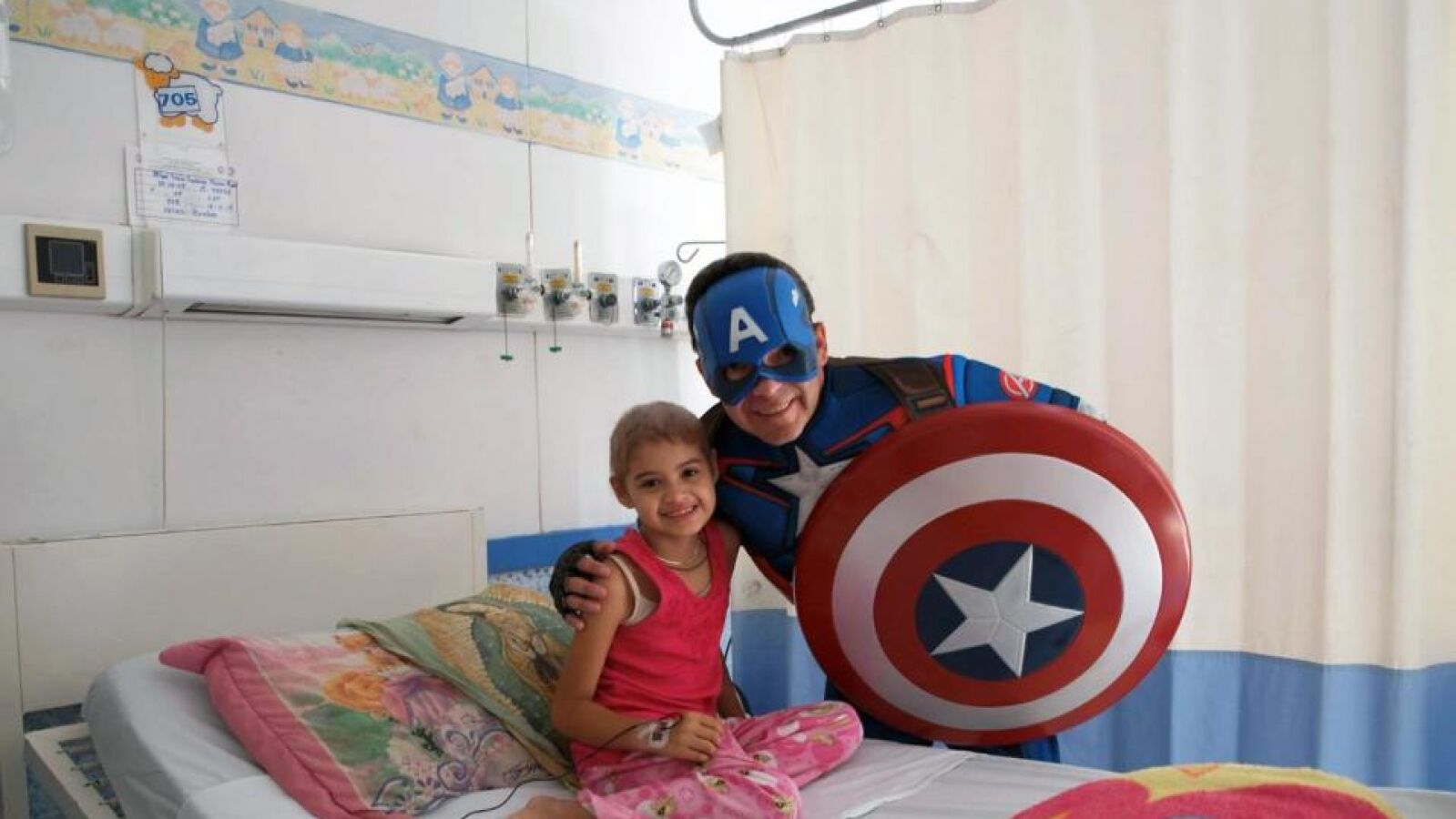 Un pediatra mexicano se disfraza de superhéroe a diario para atender a niños con leucemia