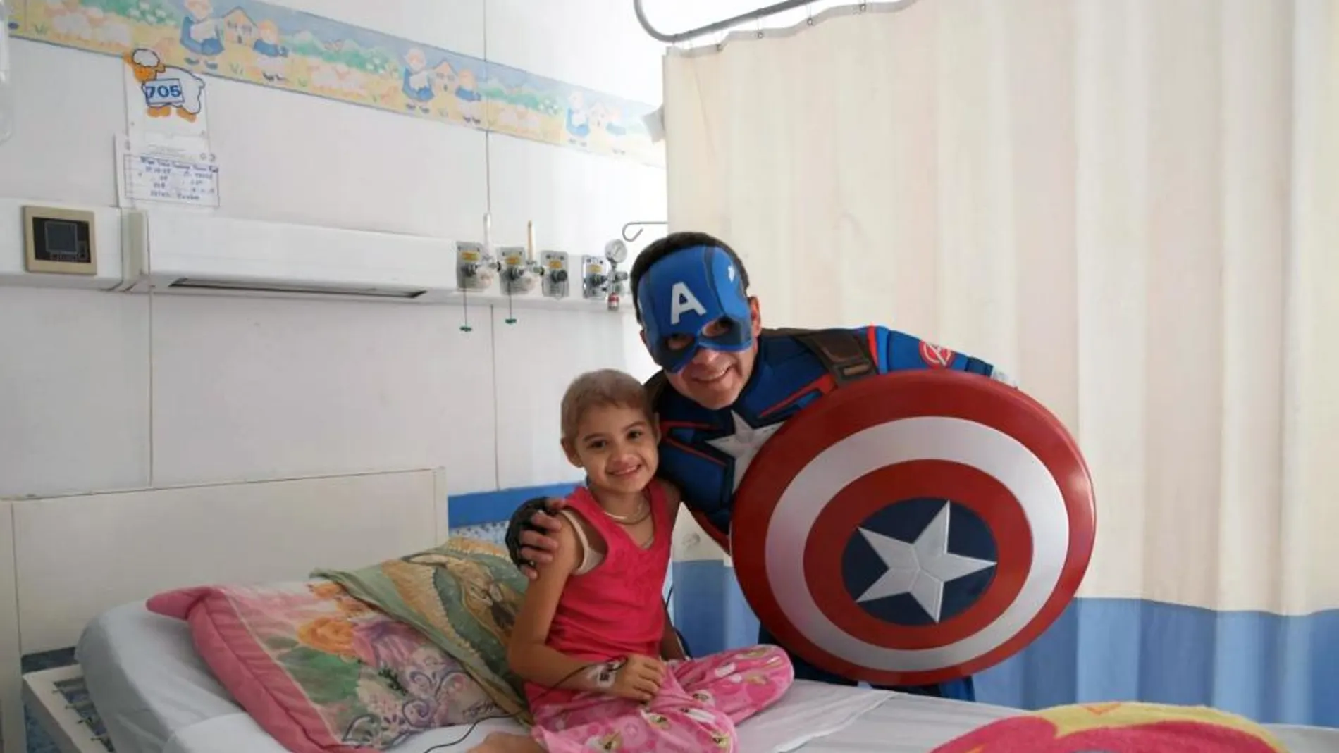 Sergio Gallegos, oncólogo que se disfraza de superhéroe Sergio Gallegos, oncólogo que se disfraza de superhéroe