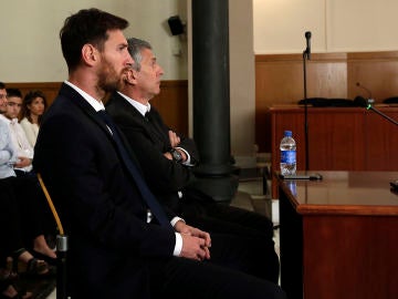 Leo Messi se sienta en el banquillo