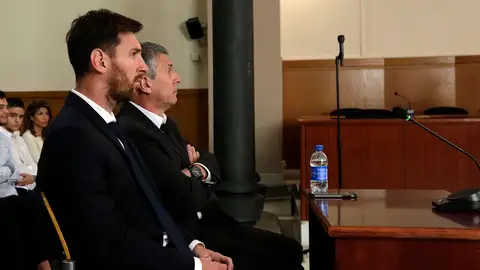 Leo Messi se sienta en el banquillo Leo Messi se sienta en el banquillo