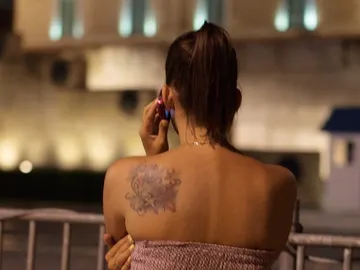 Una usuaria hablando por el móvil Una usuaria hablando por el móvil