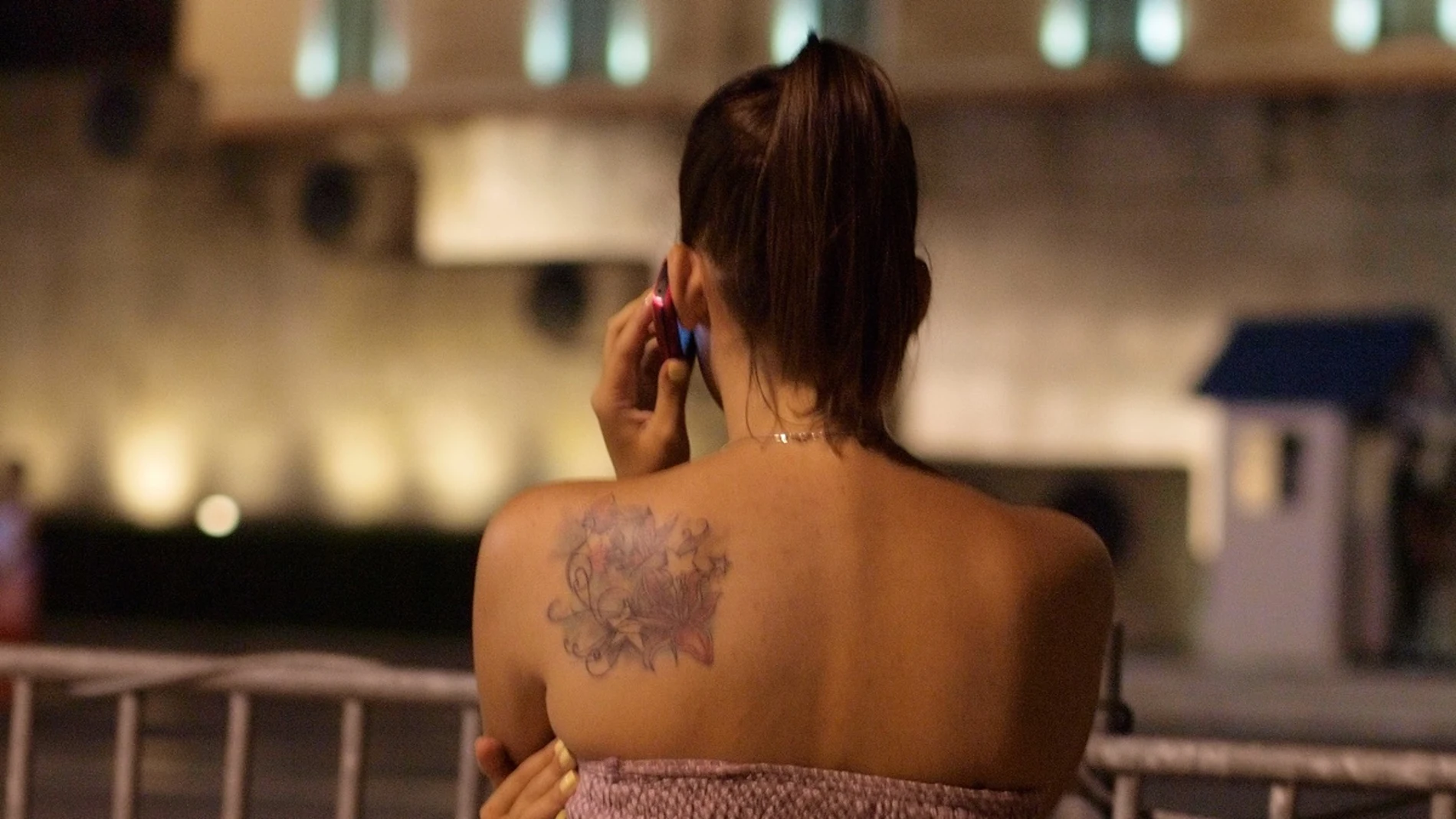 Una usuaria hablando por el móvil Una usuaria hablando por el móvil
