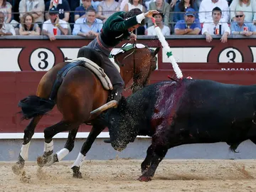 El rejoneador Leonardo Hernández con el primero de los de su lote El rejoneador Leonardo Hernández con el primero de los de su lote