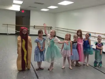 Una niña disfrazada de perrito caliente el Día de la Princesa Una niña disfrazada de perrito caliente el Día de la Princesa