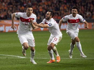 Yilmaz celebra un gol con Turquía