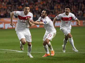 Yilmaz celebra un gol con Turquía Yilmaz celebra un gol con Turquía
