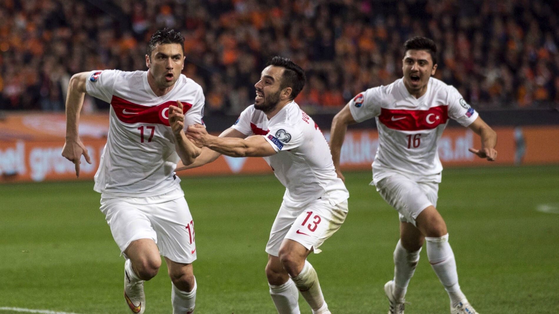 Yilmaz celebra un gol con Turqu&iacute;a