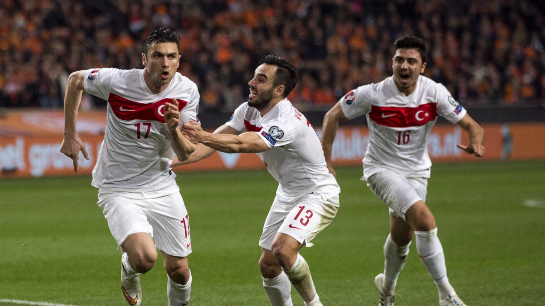 Yilmaz celebra un gol con Turquía Yilmaz celebra un gol con Turquía