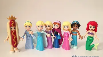 Lego imitando a la niña disfrazada de perrito caliente el Día de las Princesas Lego imitando a la niña disfrazada de perrito caliente el Día de las Princesas