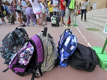 Las mochilas de varios escolares en un colegio Las mochilas de varios escolares en un colegio