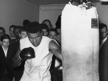Muhammad Ali golpea un saco de boxeo