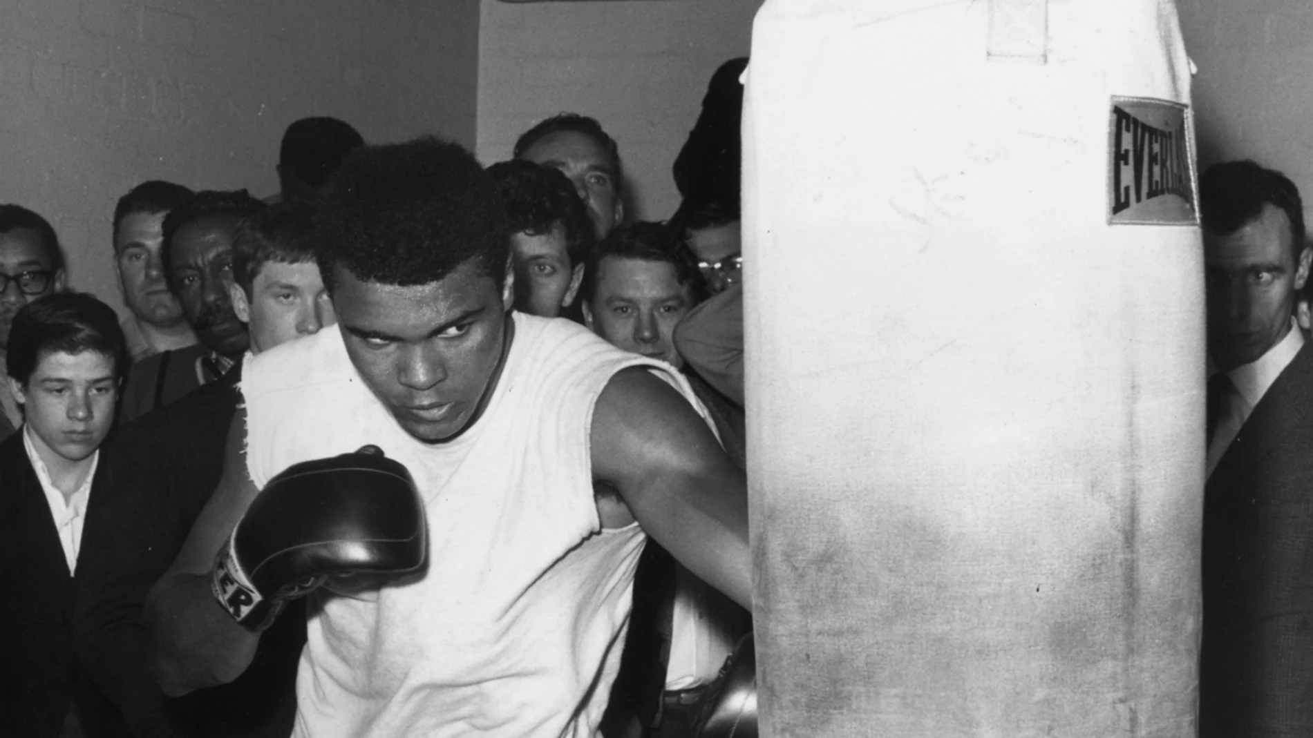 Muhammad Ali golpea un saco de boxeo Muhammad Ali golpea un saco de boxeo
