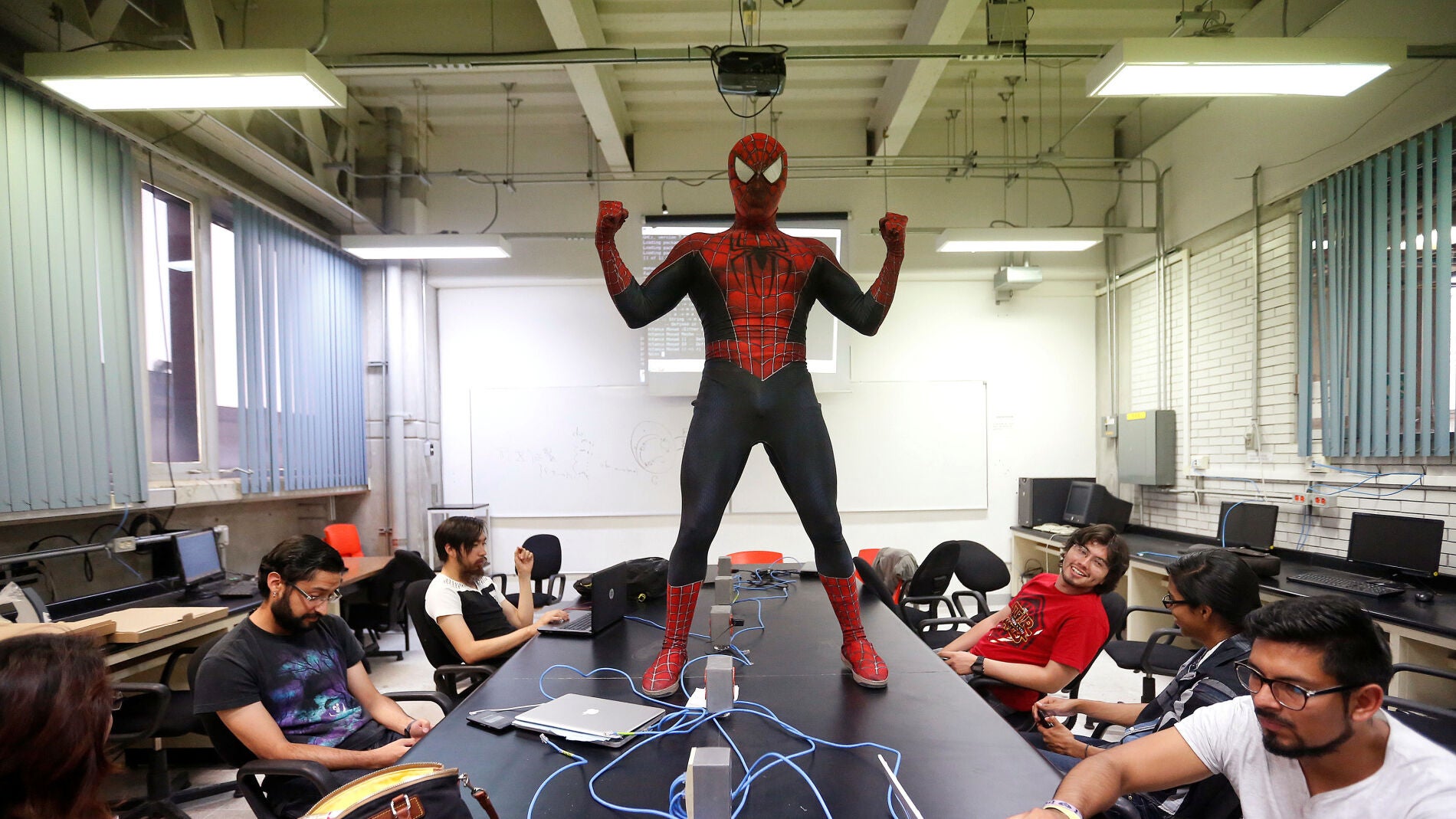 Mois&eacute;s V&aacute;zquez durante una clase