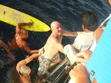 Brett Archibald en el momento de ser rescatado Brett Archibald en el momento de ser rescatado