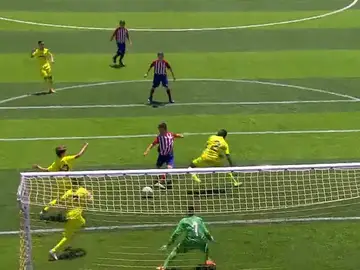 Garnacho marca a la salida de un corner Garnacho marca a la salida de un corner