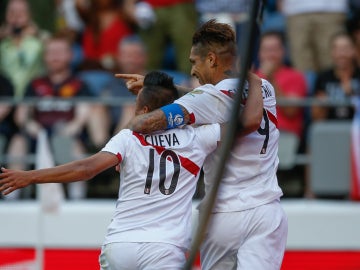 Guerrero celebra un gol de Perú