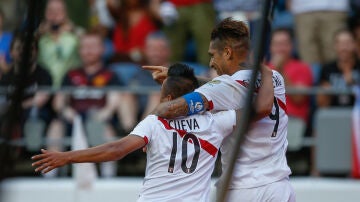 Guerrero celebra un gol de Perú