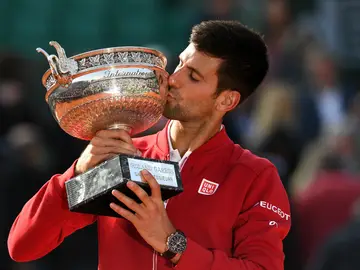 Djokovic besa su primer Roland Garros Djokovic besa su primer Roland Garros
