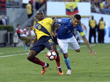 Alves pelea con Ayovi