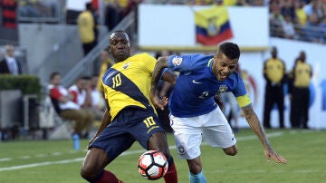 Alves pelea con Ayovi