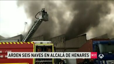 Arden siete naves en un polígono industrial de Alcalá de Henares