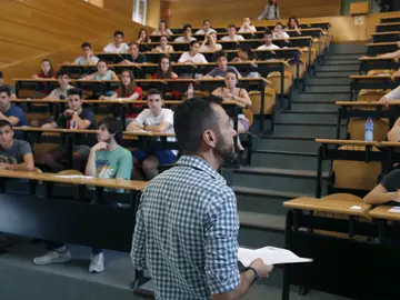 Estudiantes durante un examen de Selectividad Estudiantes durante un examen de Selectividad
