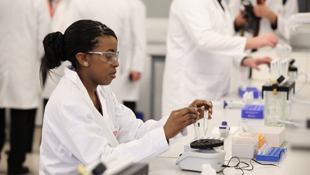 Una investigadora en un laboratorio