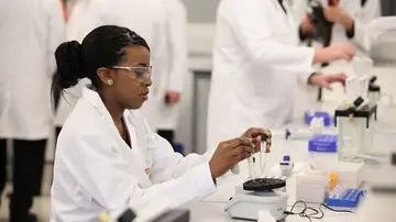 Una investigadora en un laboratorio Una investigadora en un laboratorio