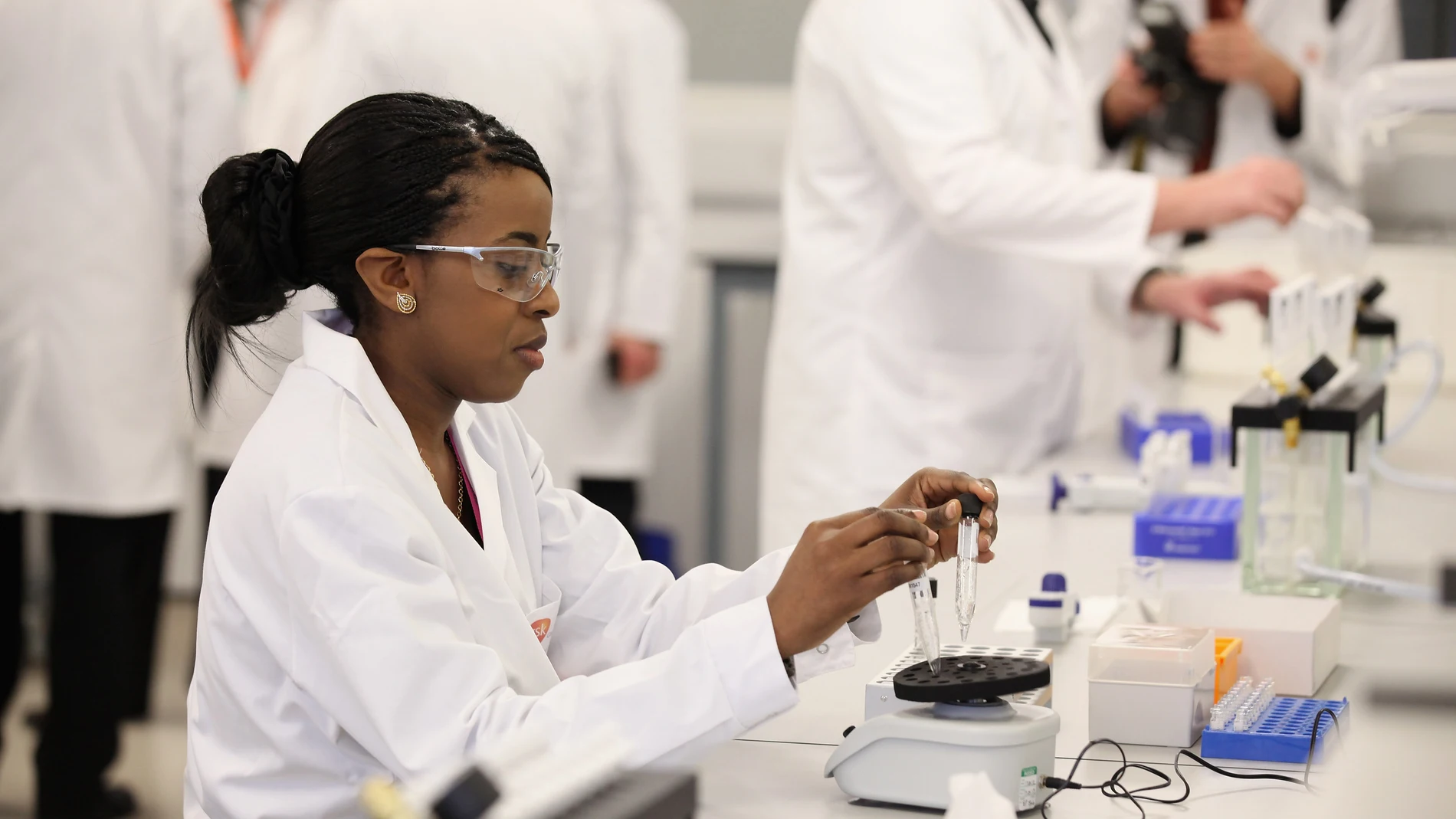 Una investigadora en un laboratorio Una investigadora en un laboratorio