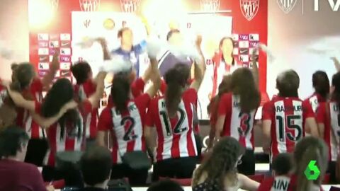 Las jugadoras del Athletic F&eacute;minas celebran el t&iacute;tulo de Liga