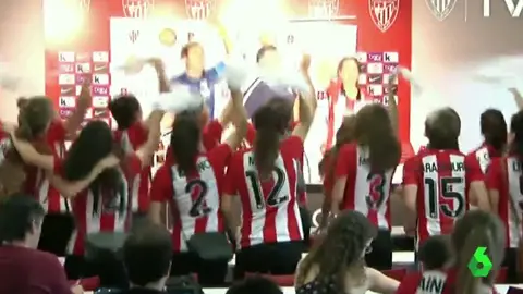 Las jugadoras del Athletic Féminas celebran el título de Liga Las jugadoras del Athletic Féminas celebran el título de Liga