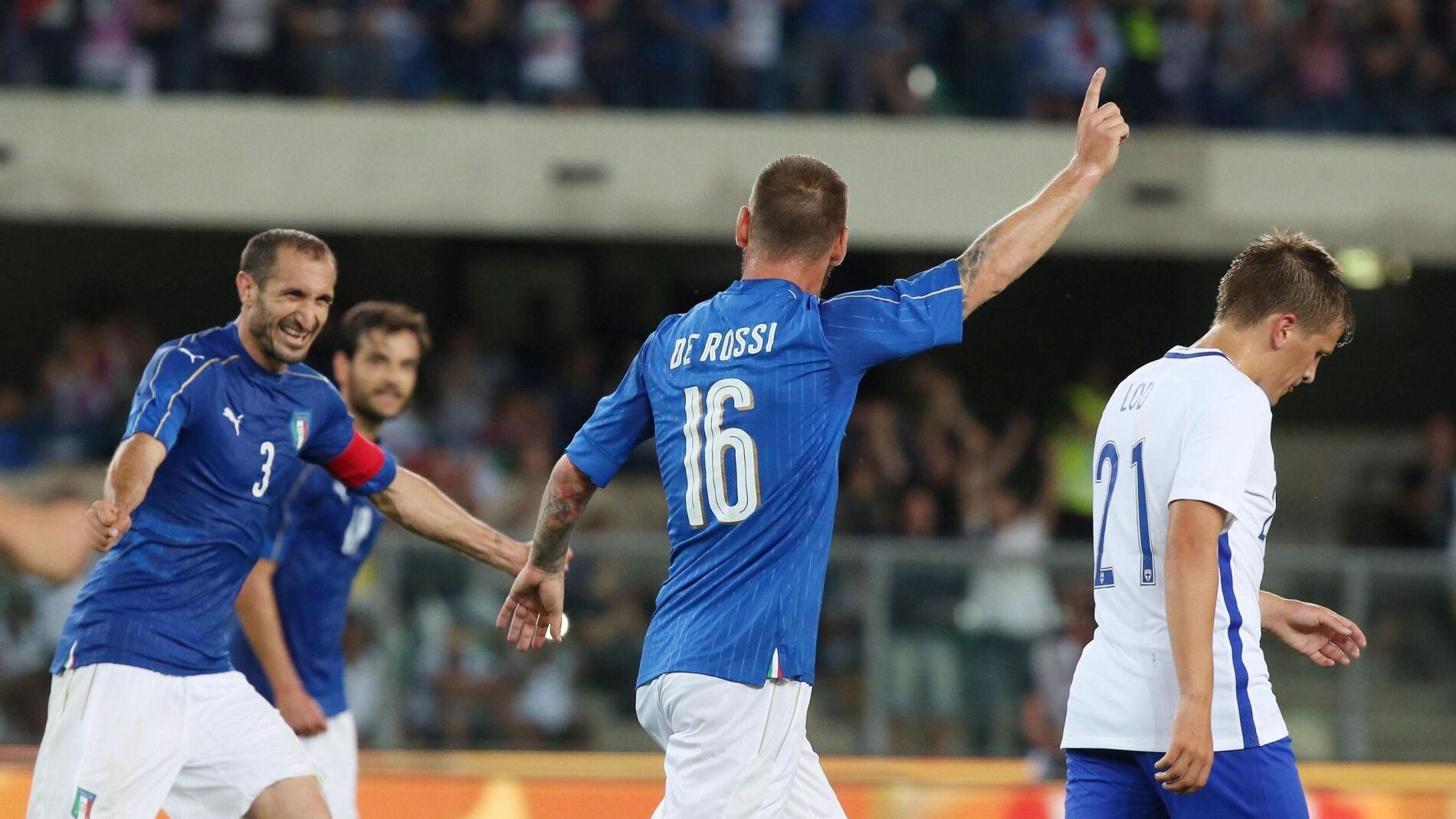 De Rossi celebra el gol conseguido con Italia
